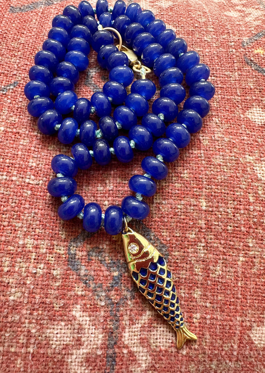 Pesce Necklace featuring vibrant blue jade beads and a gold fish charm.
